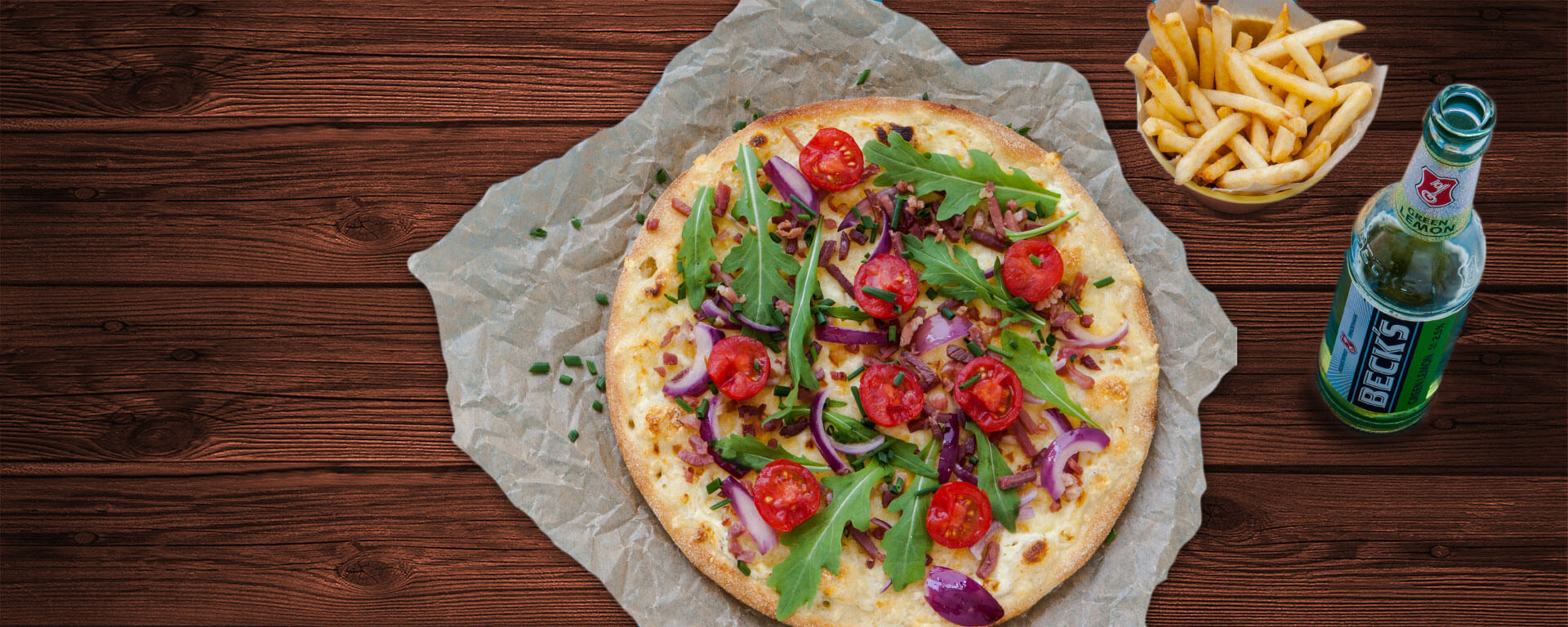 Pizza, Pommes und Getränk bei Milano